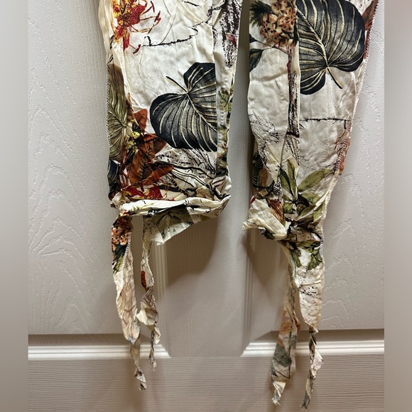 Floral Romper Ties at Ankles - Picture 3 of 6